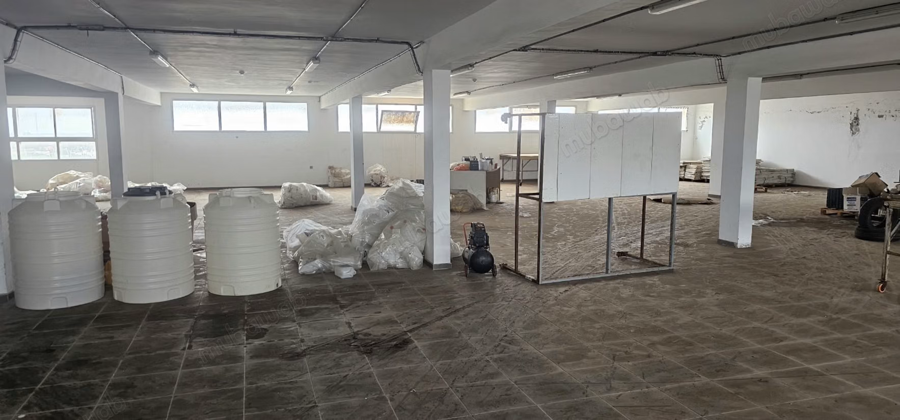 Edificio industrial de 5.000 m de superficie útil en alquiler situado en la zona industrial de Sapino