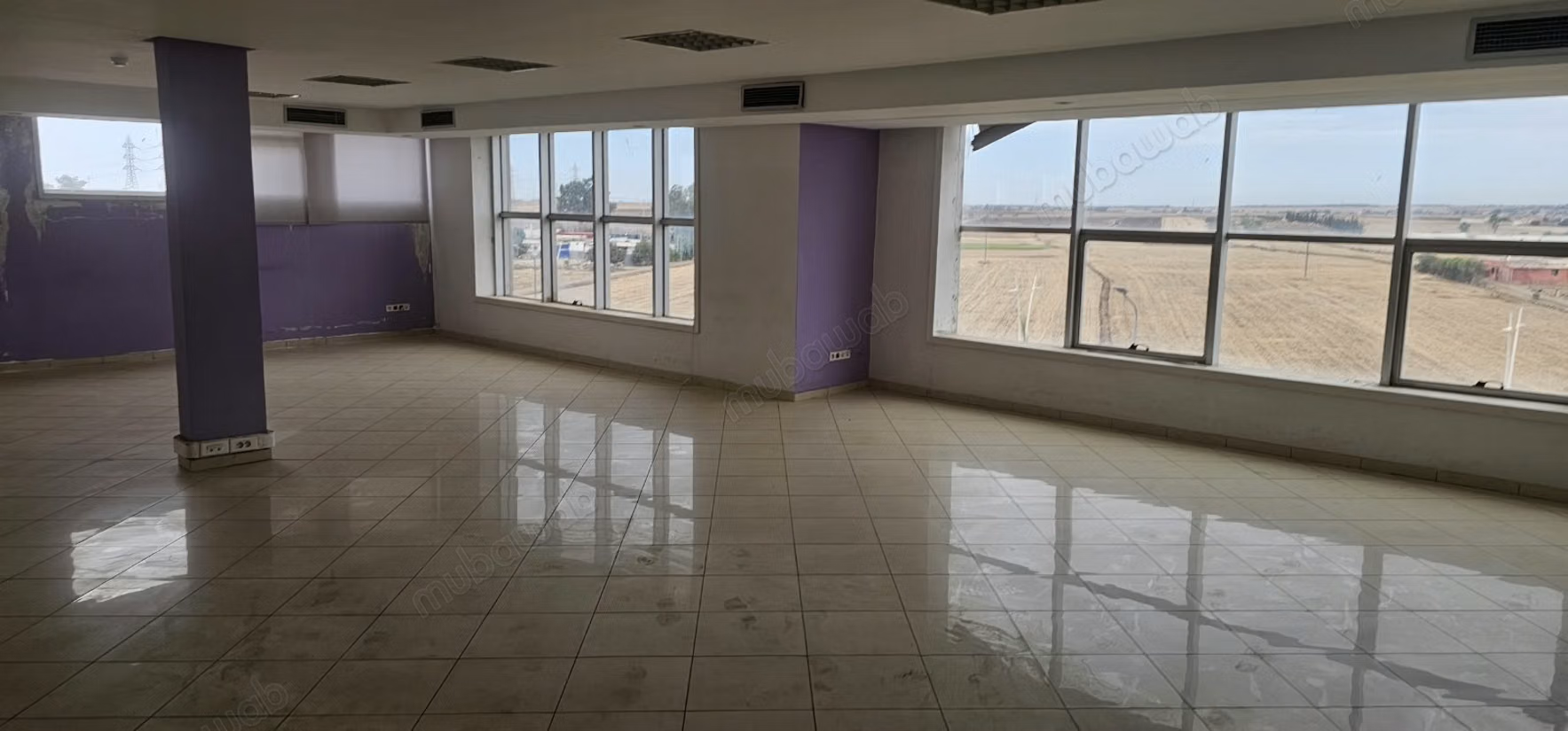 Edificio industrial de 5.000 m de superficie útil en alquiler situado en la zona industrial de Sapino