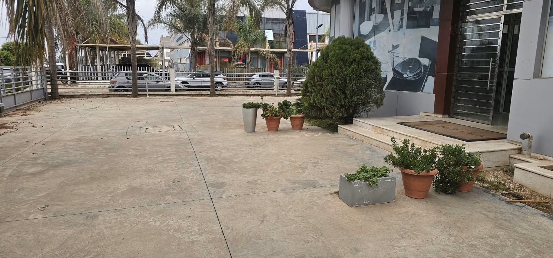 Edificio industrial de 5.000 m de superficie útil en alquiler situado en la zona industrial de Sapino