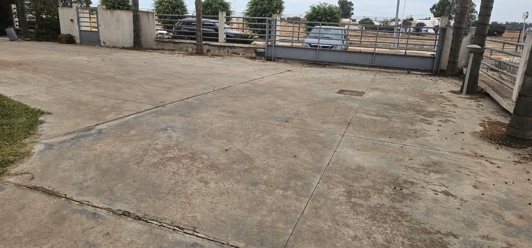 Edificio industrial de 5.000 m de superficie útil en alquiler situado en la zona industrial de Sapino