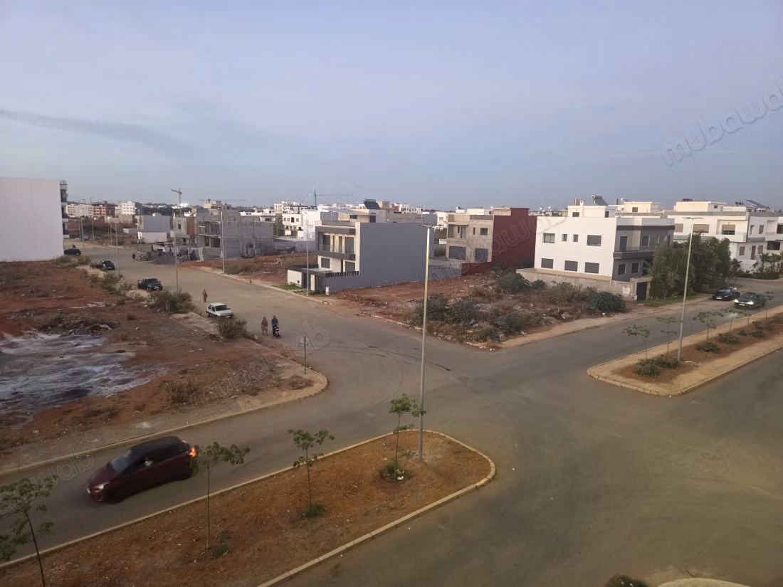 Appartement en location à Sala el Jadida. Superficie 96 m². Salon traditionnel marocain, résidence sécurisée