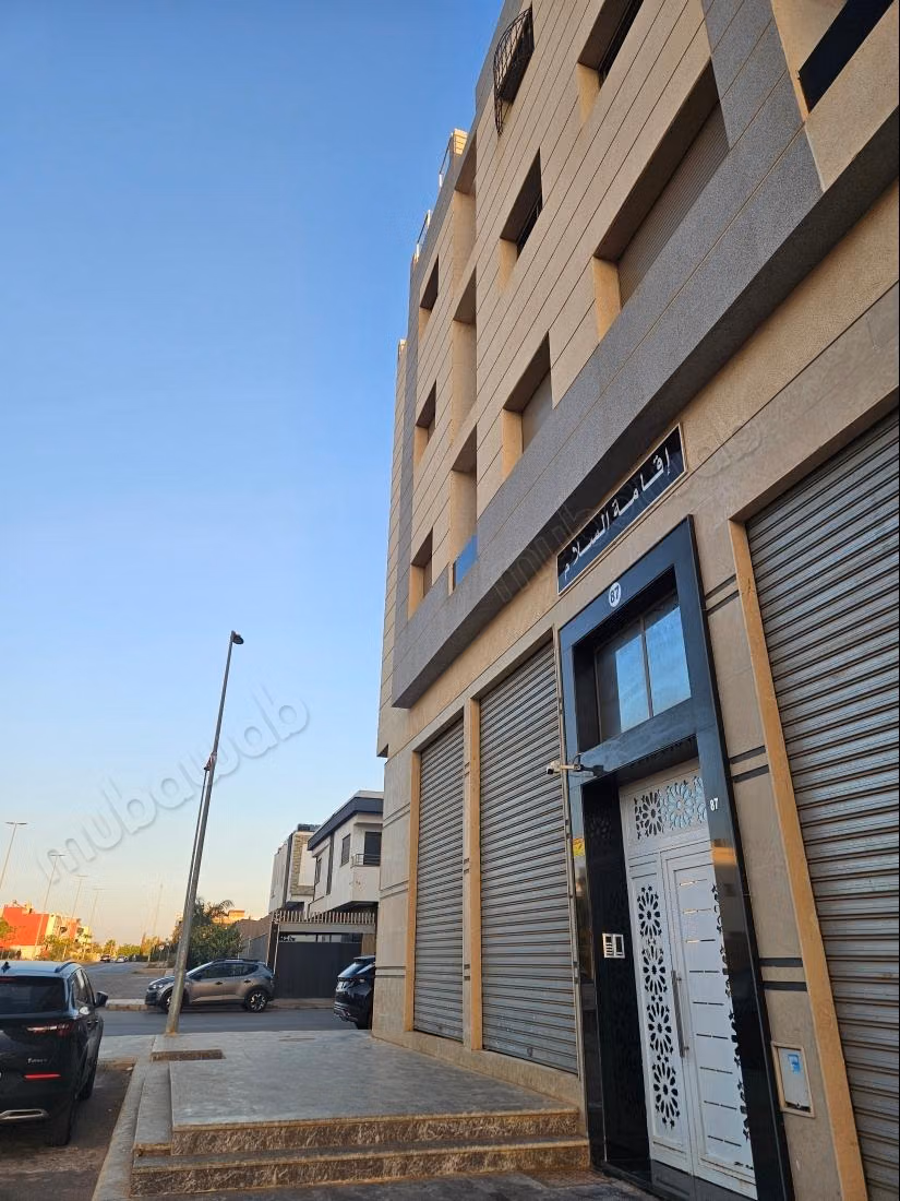 Appartement en location à Sala el Jadida. Superficie 96 m². Salon traditionnel marocain, résidence sécurisée
