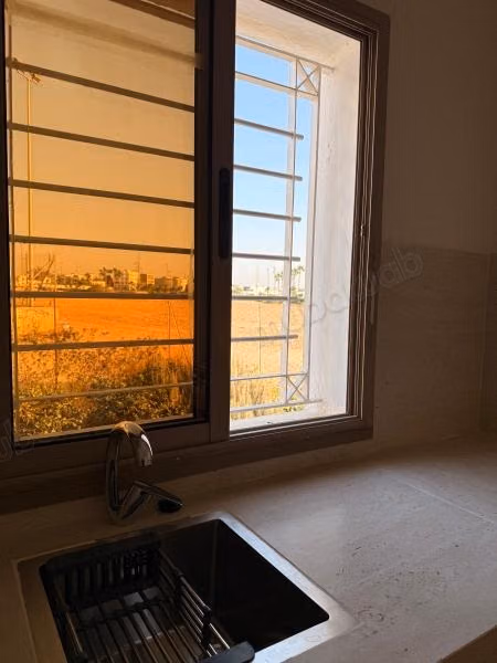 Appartement à vendre à Assaka. 
2 belles chambres. 
Porte sécurisée