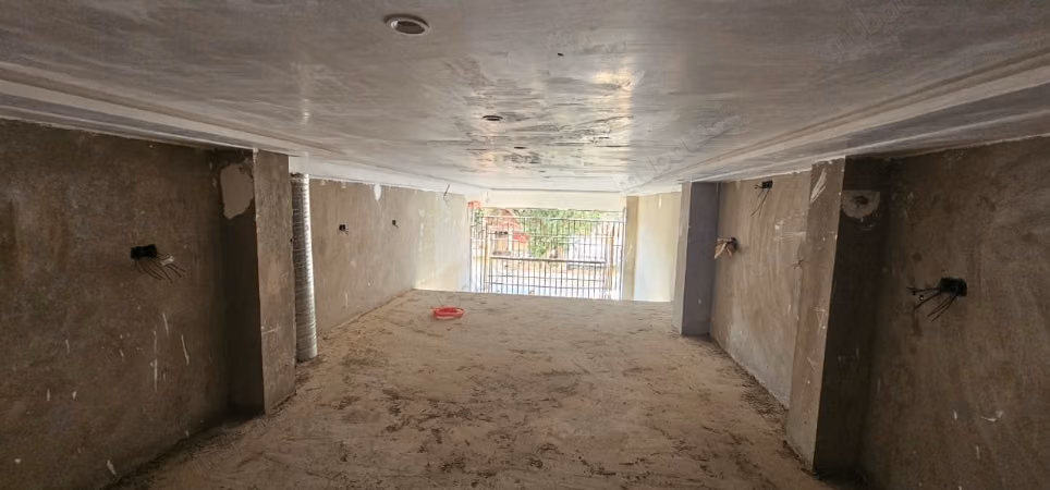 Local commercial 99 m² avec mezzanine à louer