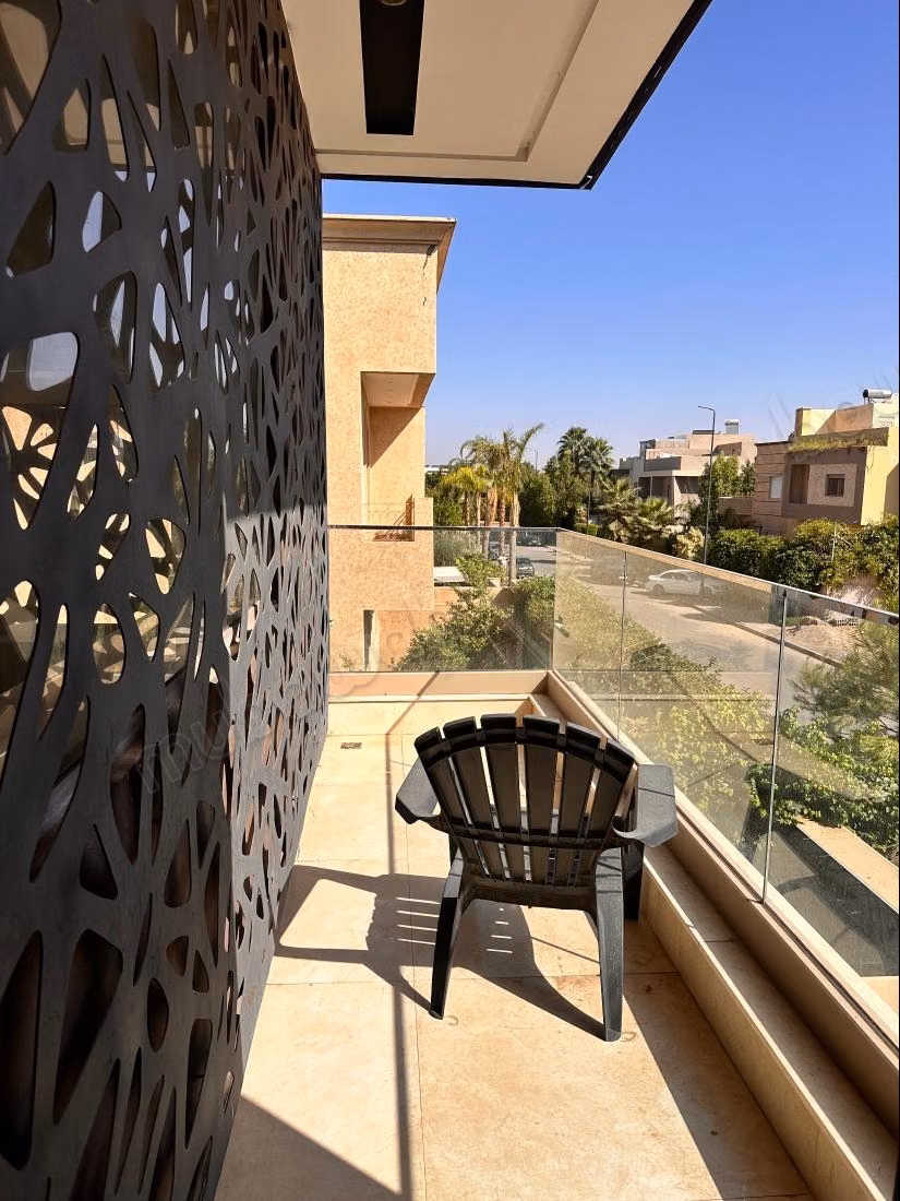 فيلا فاخرة للبيع في حي تارغا. مساحة 750 م². باب مصفح وطبق استقبال
