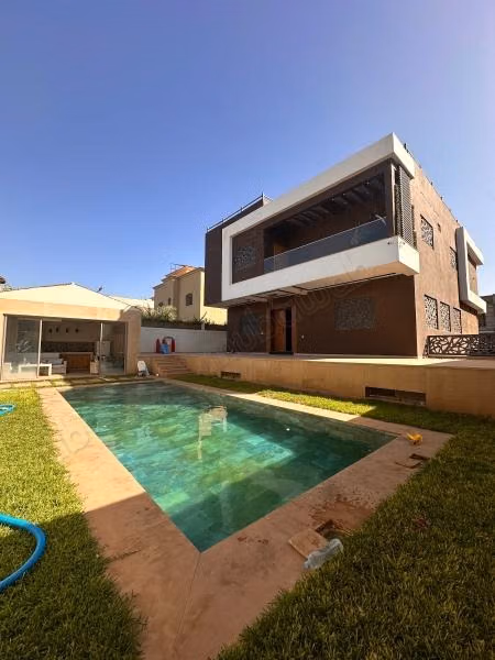 Villa de luxe à vendre à Hay Targa. Surface de 750 m². Porte blindée et parabole