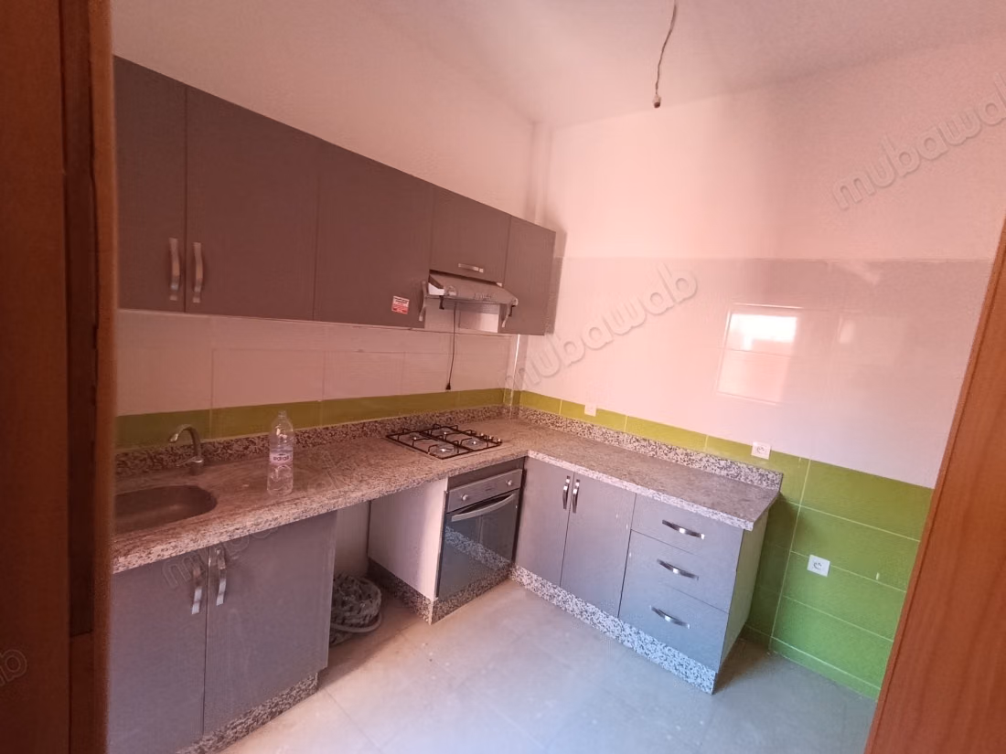Zeer mooi appartement te huur in Ain Mezouar. 4 comfortabele kamers. Keuken met oven