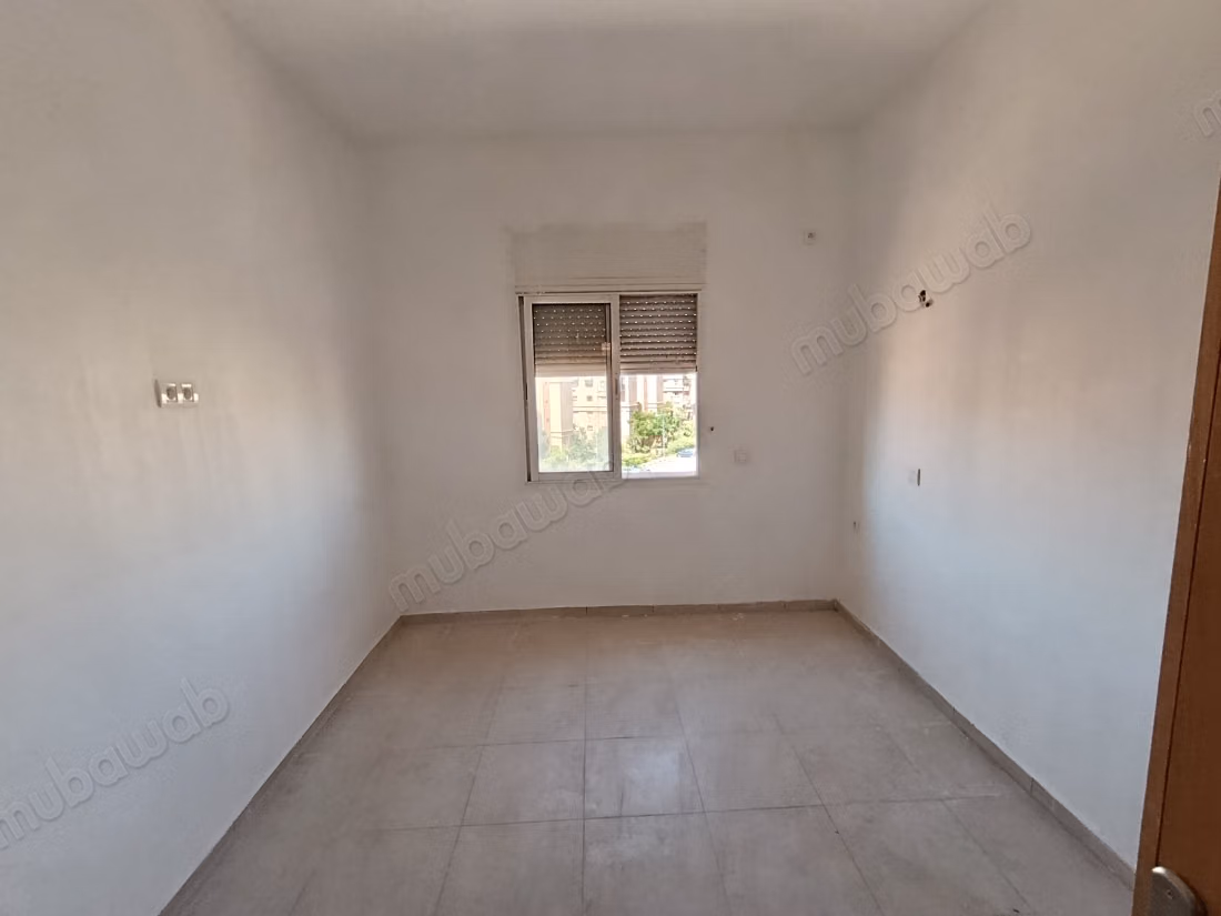 Zeer mooi appartement te huur in Ain Mezouar. 4 comfortabele kamers. Keuken met oven