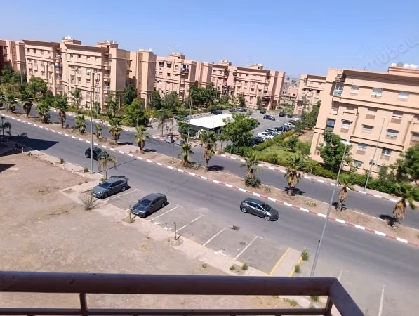 Très bel appartement en location à Ain Mezouar. 
4 pièces confortables. 
Cuisinière avec four