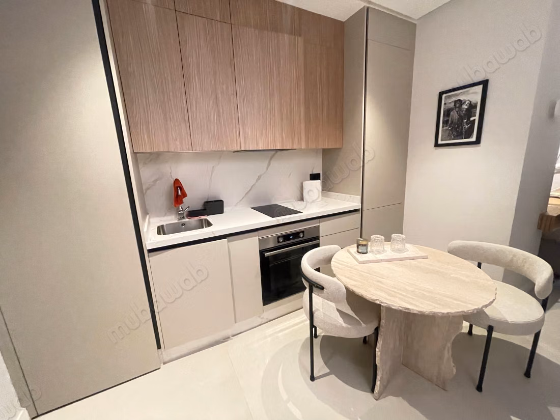 Bellissimo studio moderno e arredato con gusto e ben soleggiato