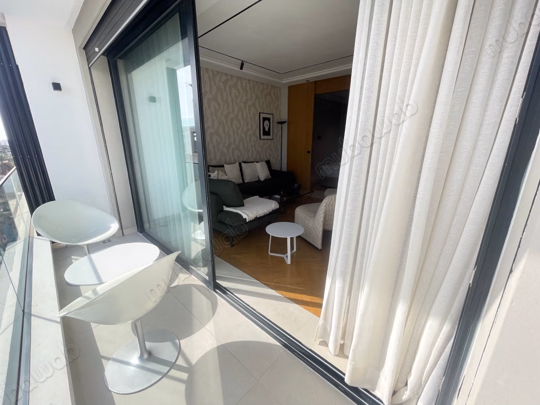 Bellissimo studio moderno e arredato con gusto e ben soleggiato
