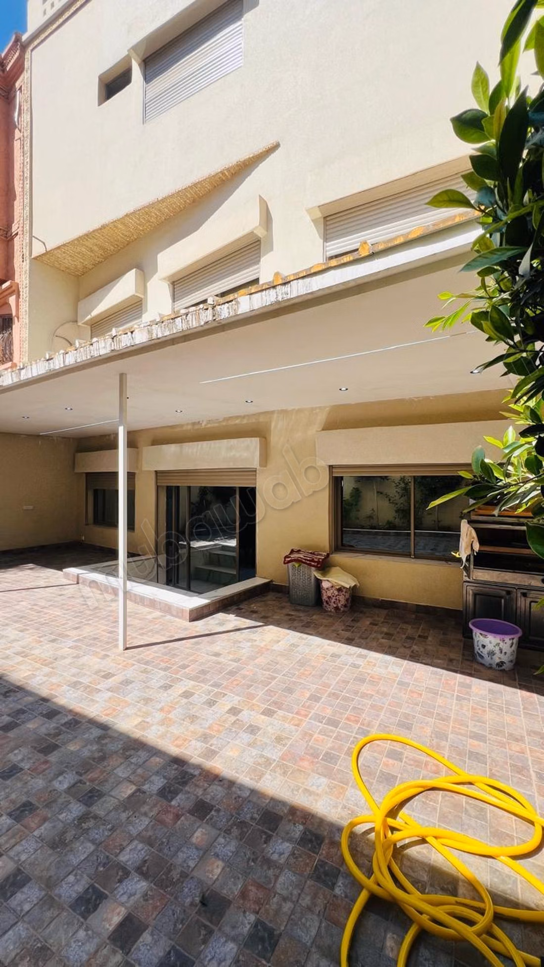 Luxury villa for rent on Casablanca Road. Total area 400 m². Furnished