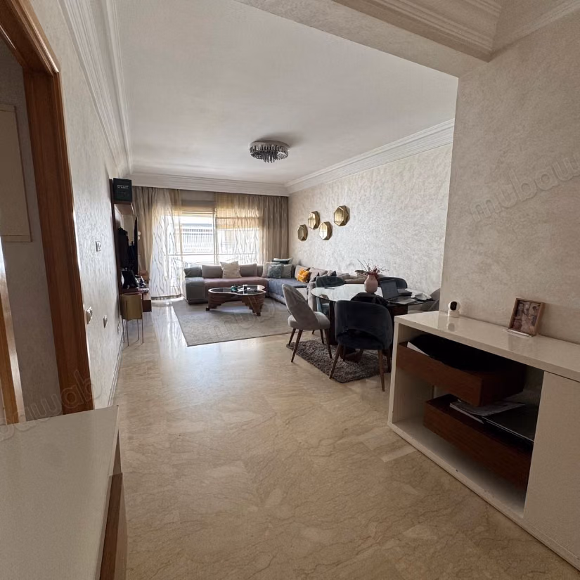 Appartement te huur in Maârif Extension. 3 grote kamers. Goed gemeubileerd