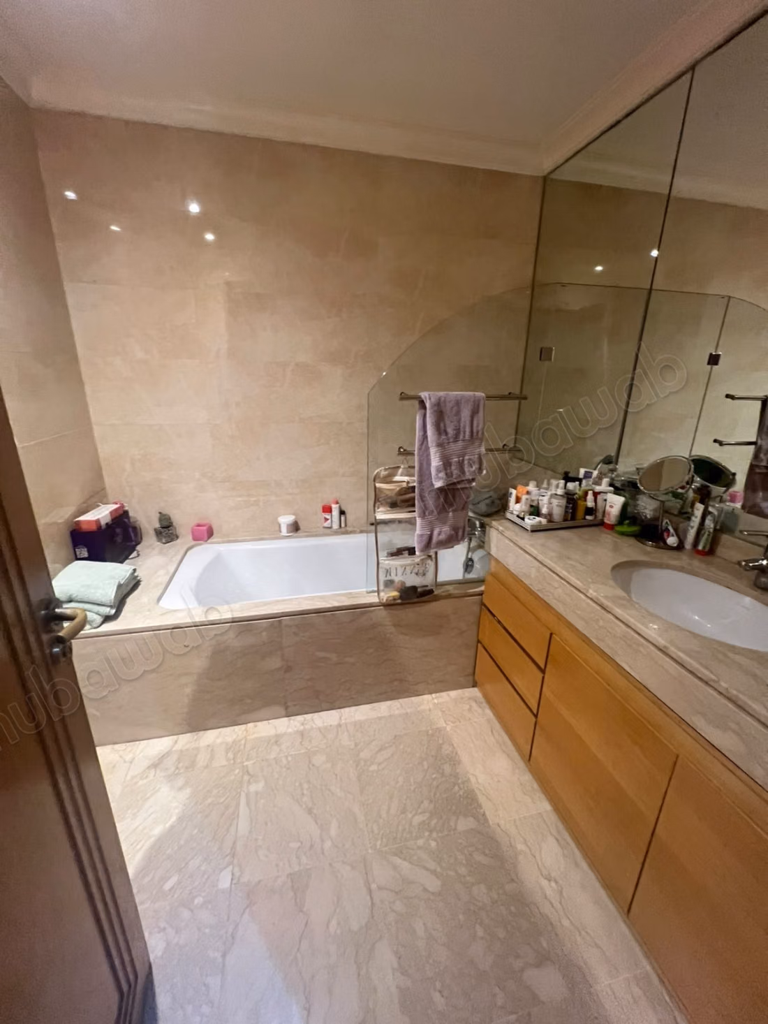 Appartement à louer à Maârif Extension vide. 3 grandes pièces. Bien meublé