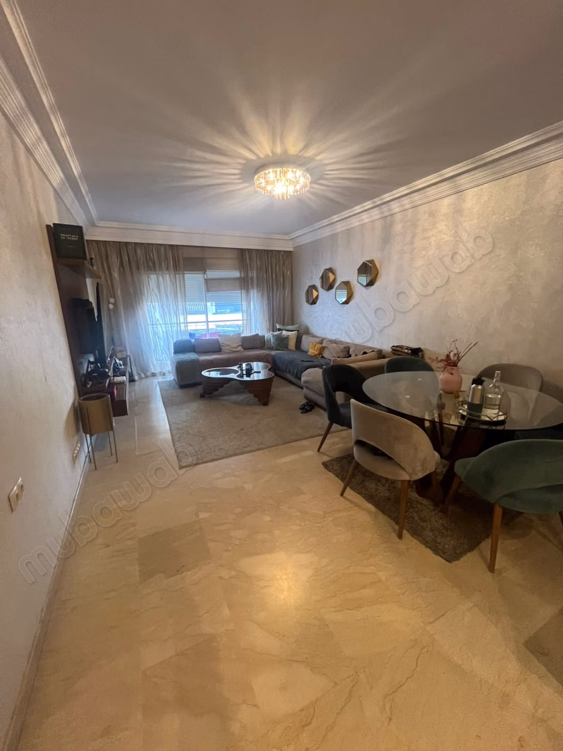 Appartement à louer à Maârif Extension vide. 3 grandes pièces. Bien meublé