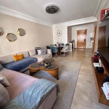 Appartement te huur in Maârif Extension. 3 grote kamers. Goed gemeubileerd