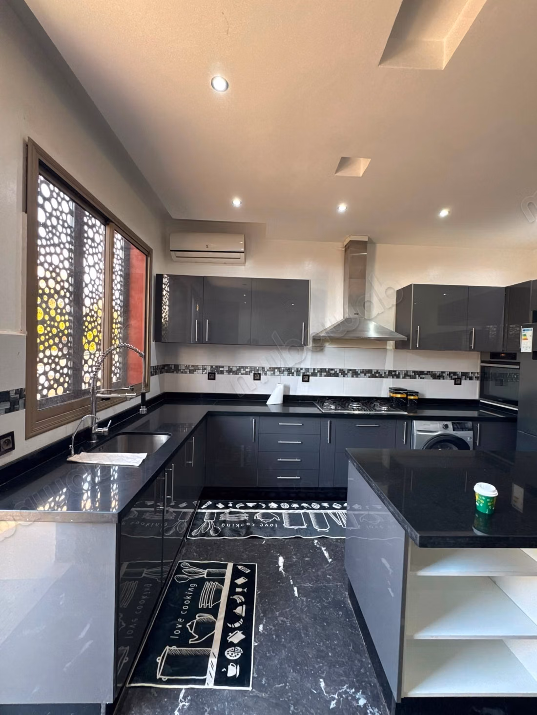 300 m² Villa with Pool for Rent