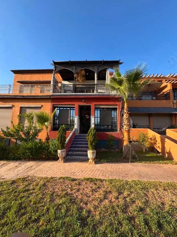 Villa 300 m² avec piscine à louer