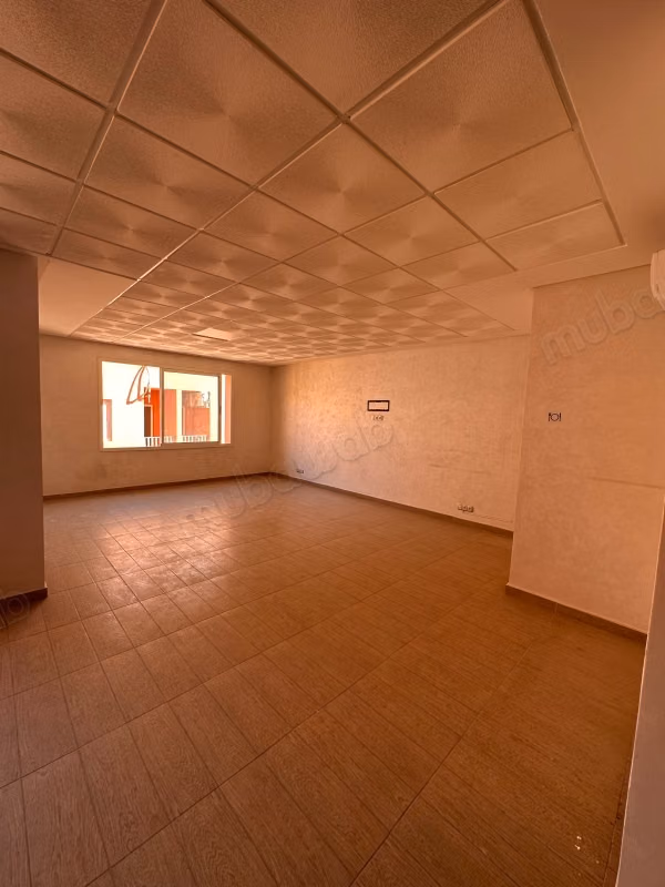 Office rental in Guéliz. Area 85 m². Double glazing and reinforced door