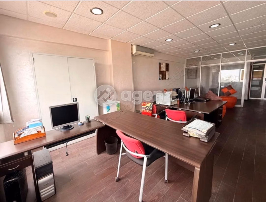 Bureaux en vente à ouled Ziane Aswak Asalam. Surface de 105 m². Service de concierge et climatisation