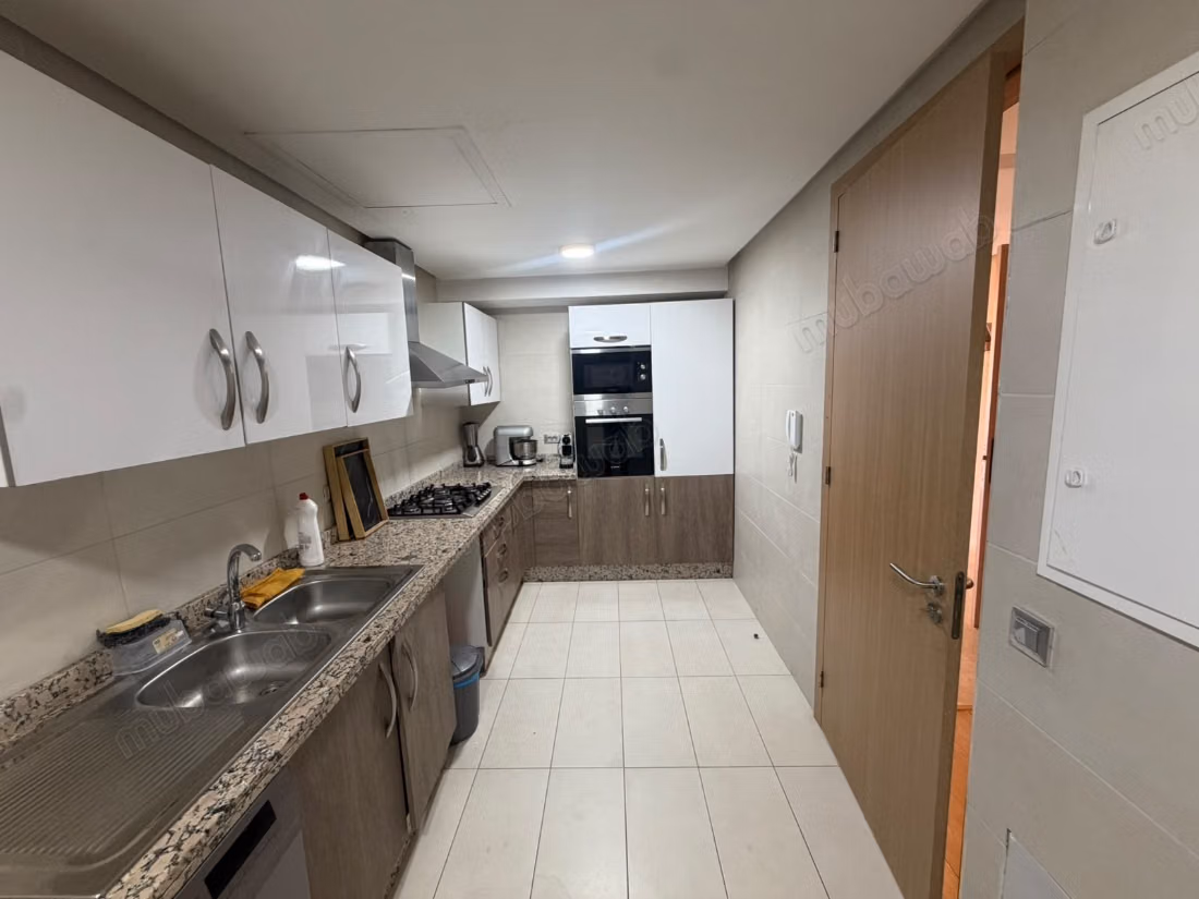 Gemeubileerd appartement met 3 slaapkamers te huur