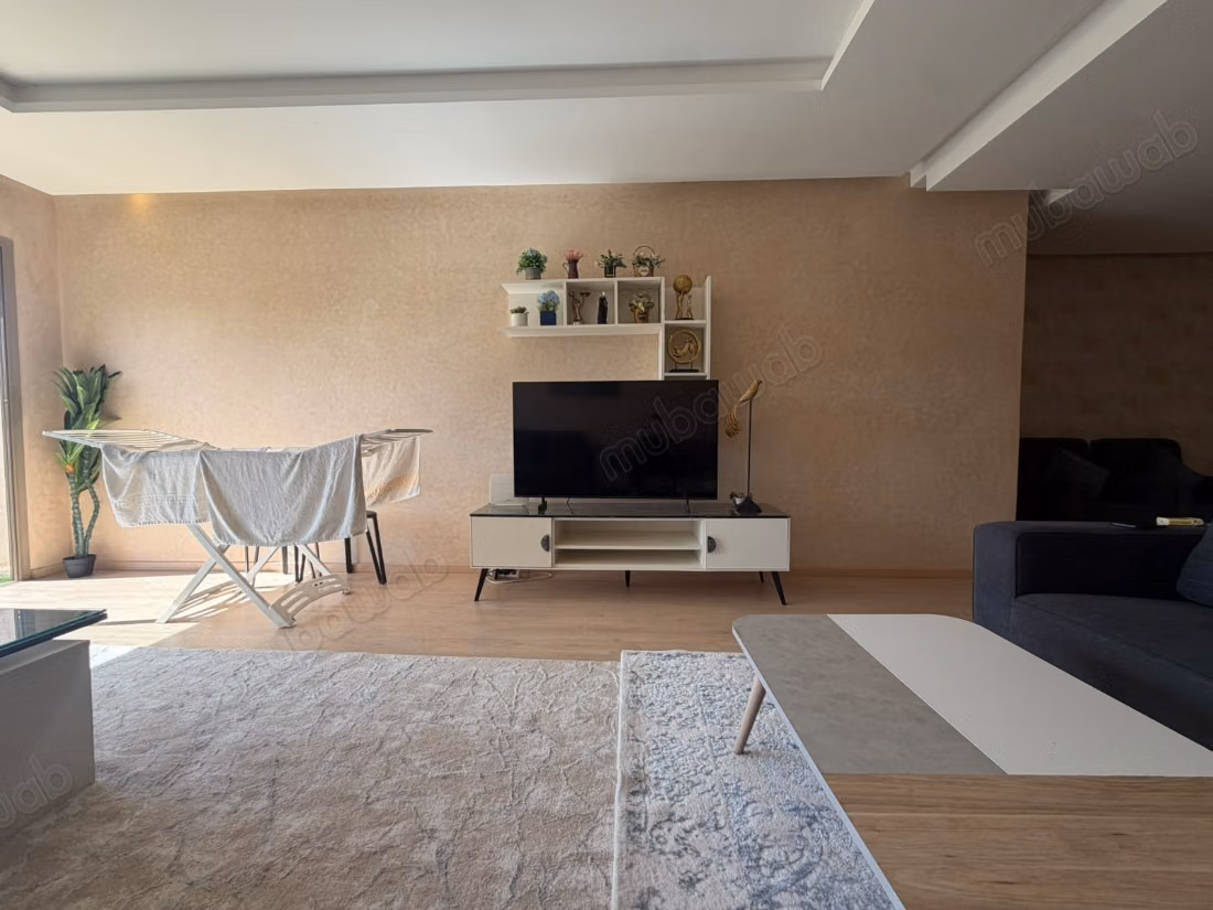 Gemeubileerd appartement met 3 slaapkamers te huur