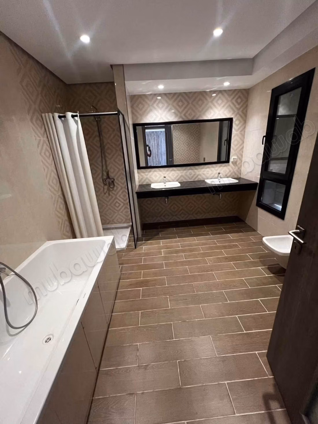 Nord Hilton, a magnificent S3 apartment on the ground floor with garden