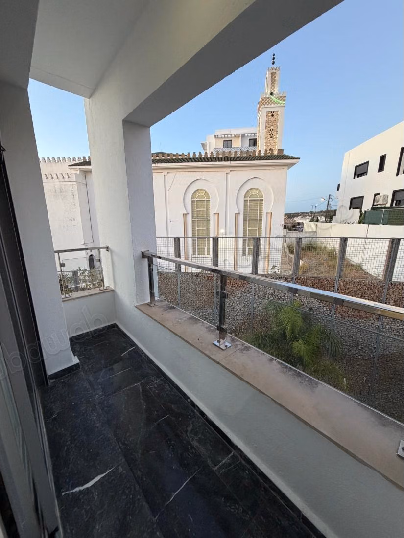 Apartamento de 3 habitaciones en alquiler en Malabata