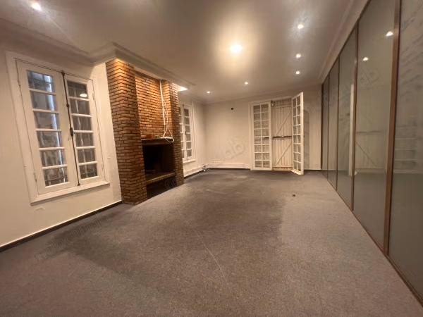 Villa te huur - Kantoor gebruik - 500m²