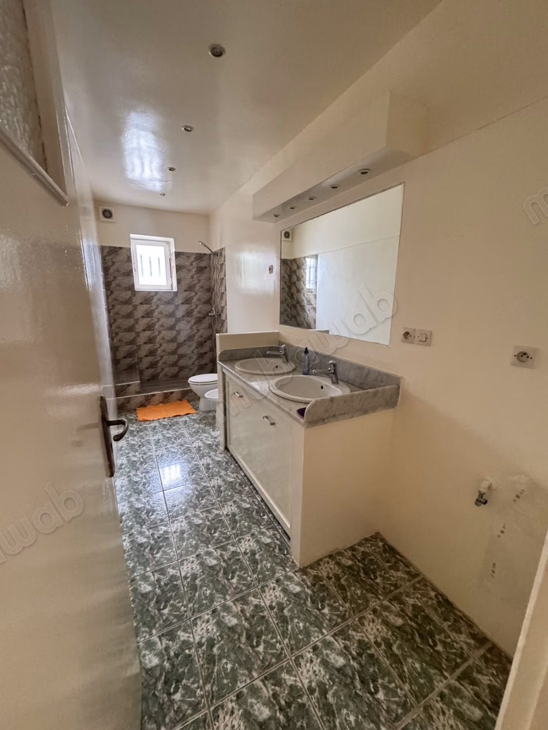 Lege villa te huur - 2 slaapkamers met tuin