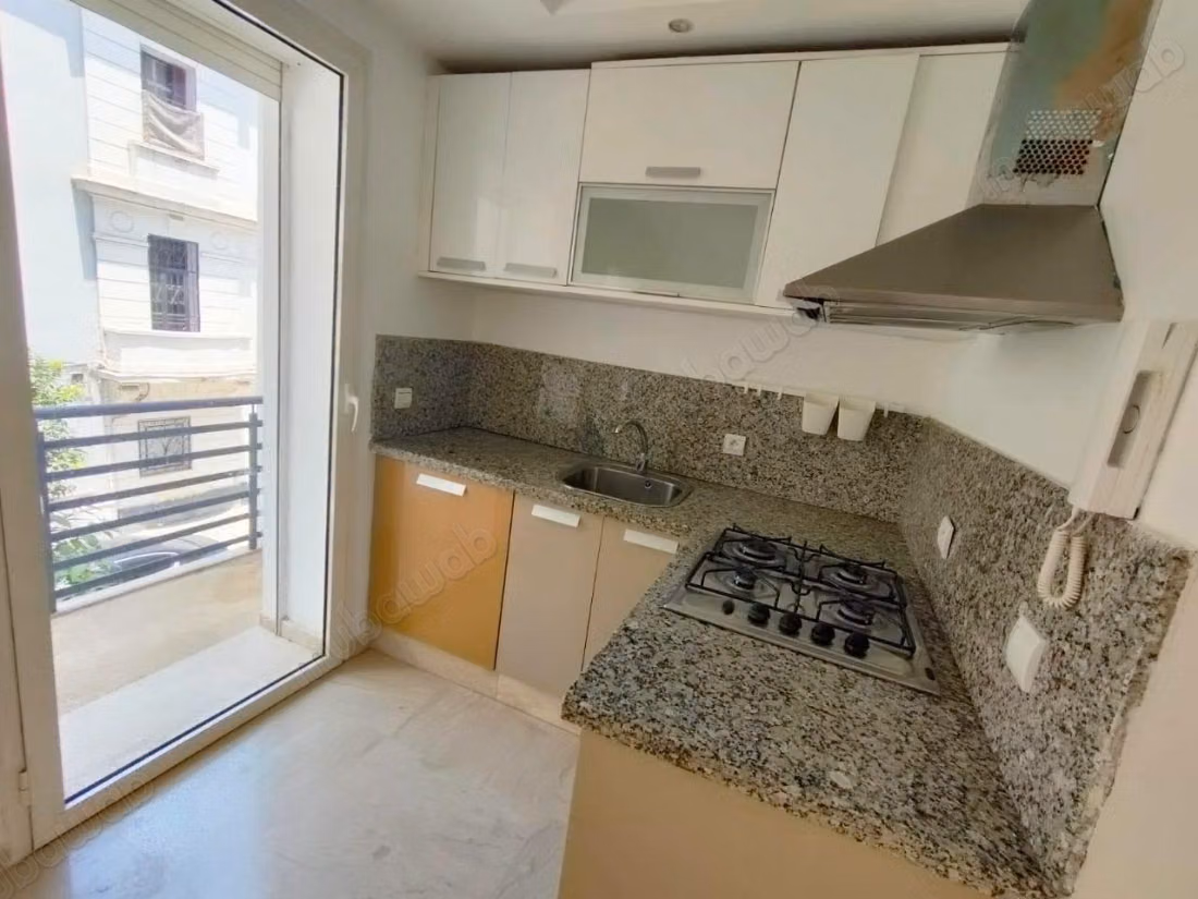 Studio vuoto con terrazza a Mers Sultan 4500 dh