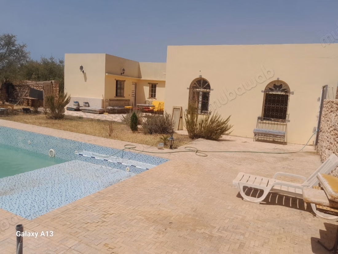 Villa with pool on 8,500 m² of land