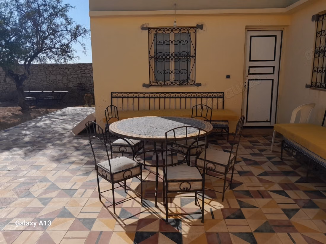 Villa with pool on 8,500 m² of land
