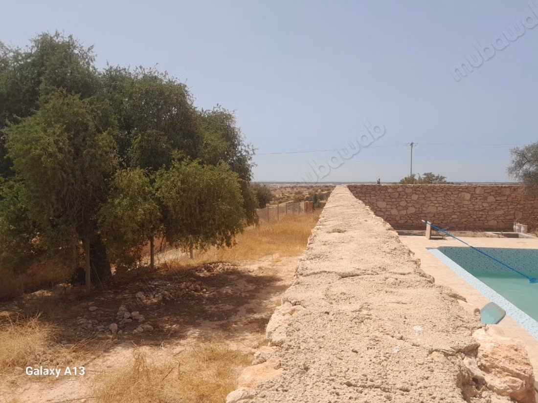 Villa with pool on 8,500 m² of land
