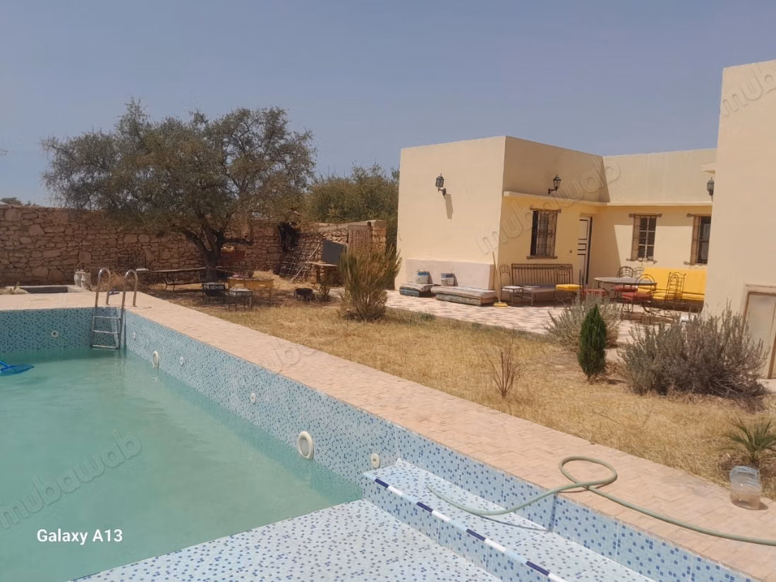 Villa with pool on 8,500 m² of land