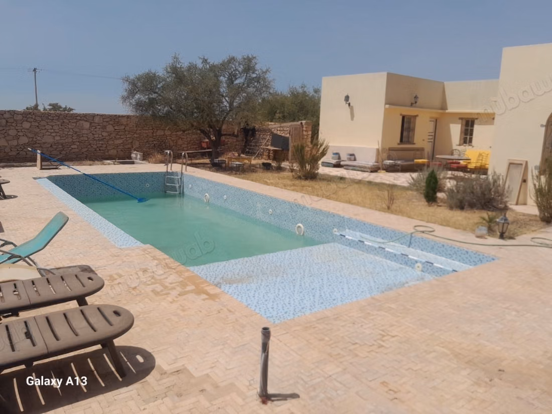 Villa with pool on 8,500 m² of land