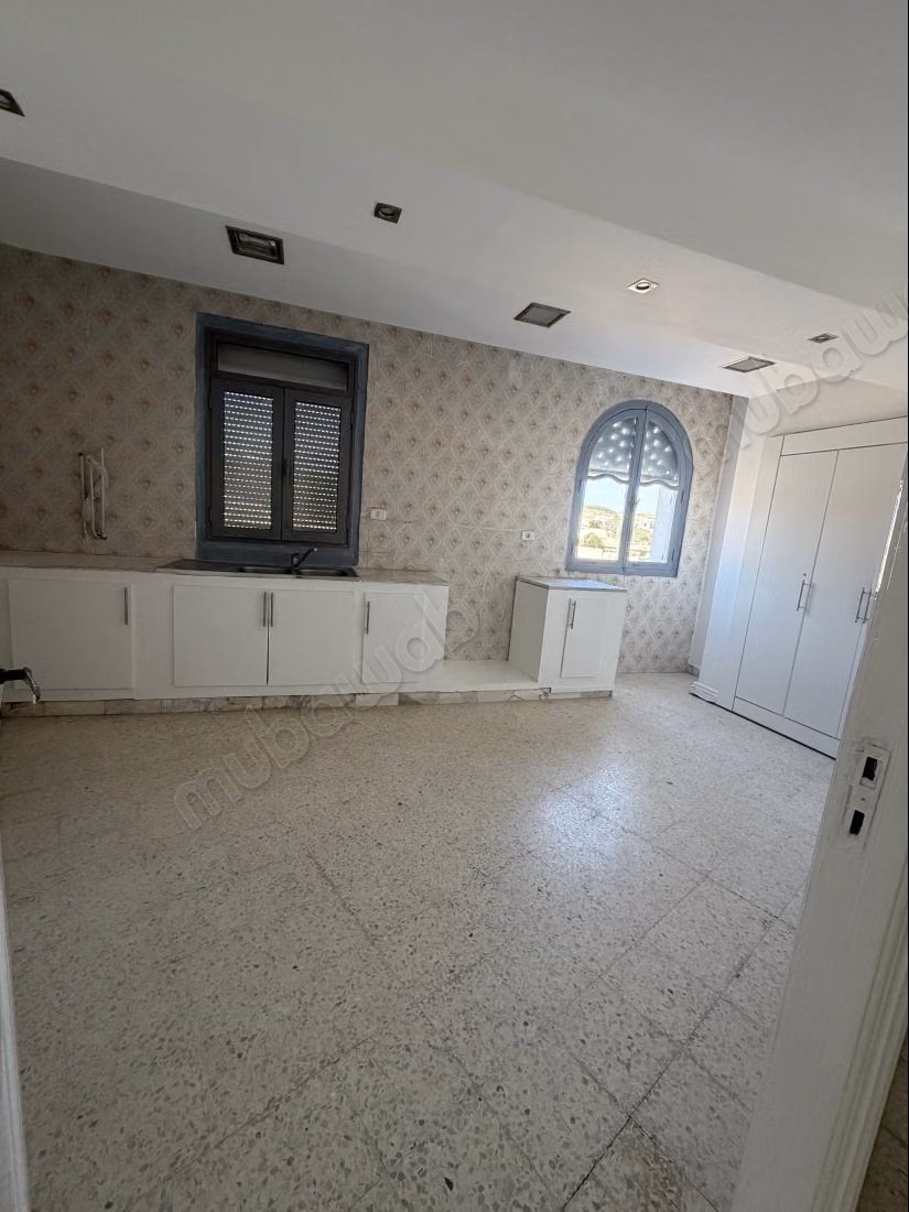 Office rental in Ariana Center. Area 110 m². Secured 24/24