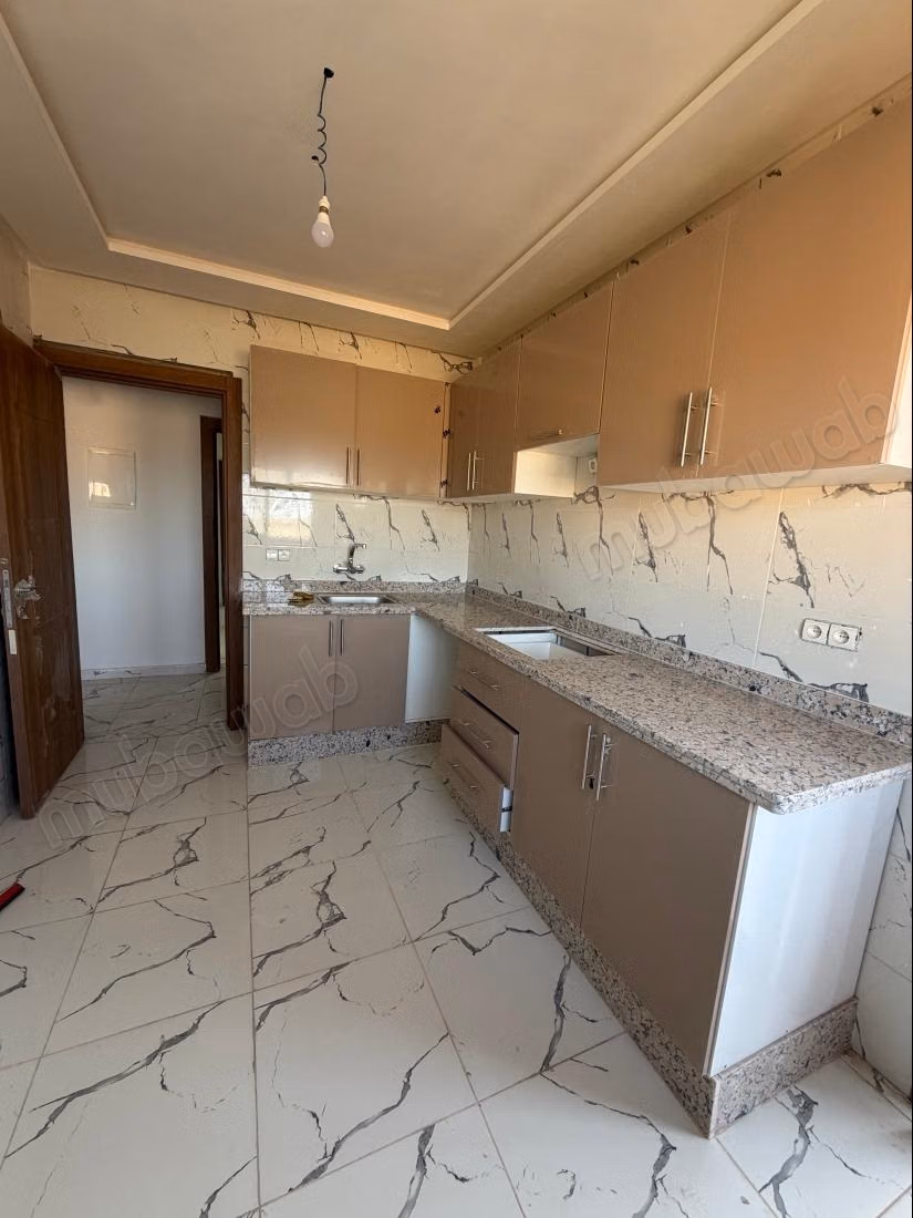 Très bel appartement en location à Route de l'Ourika. 
3 pièces. Porte blindée et système de double vitrage