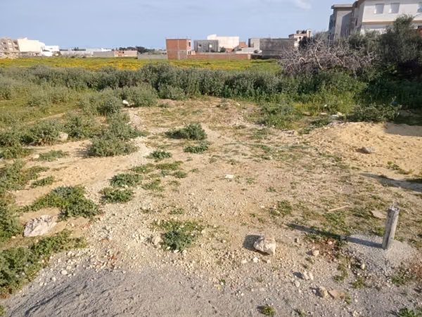 Beau terrain à vendre. Superficie 140 m²