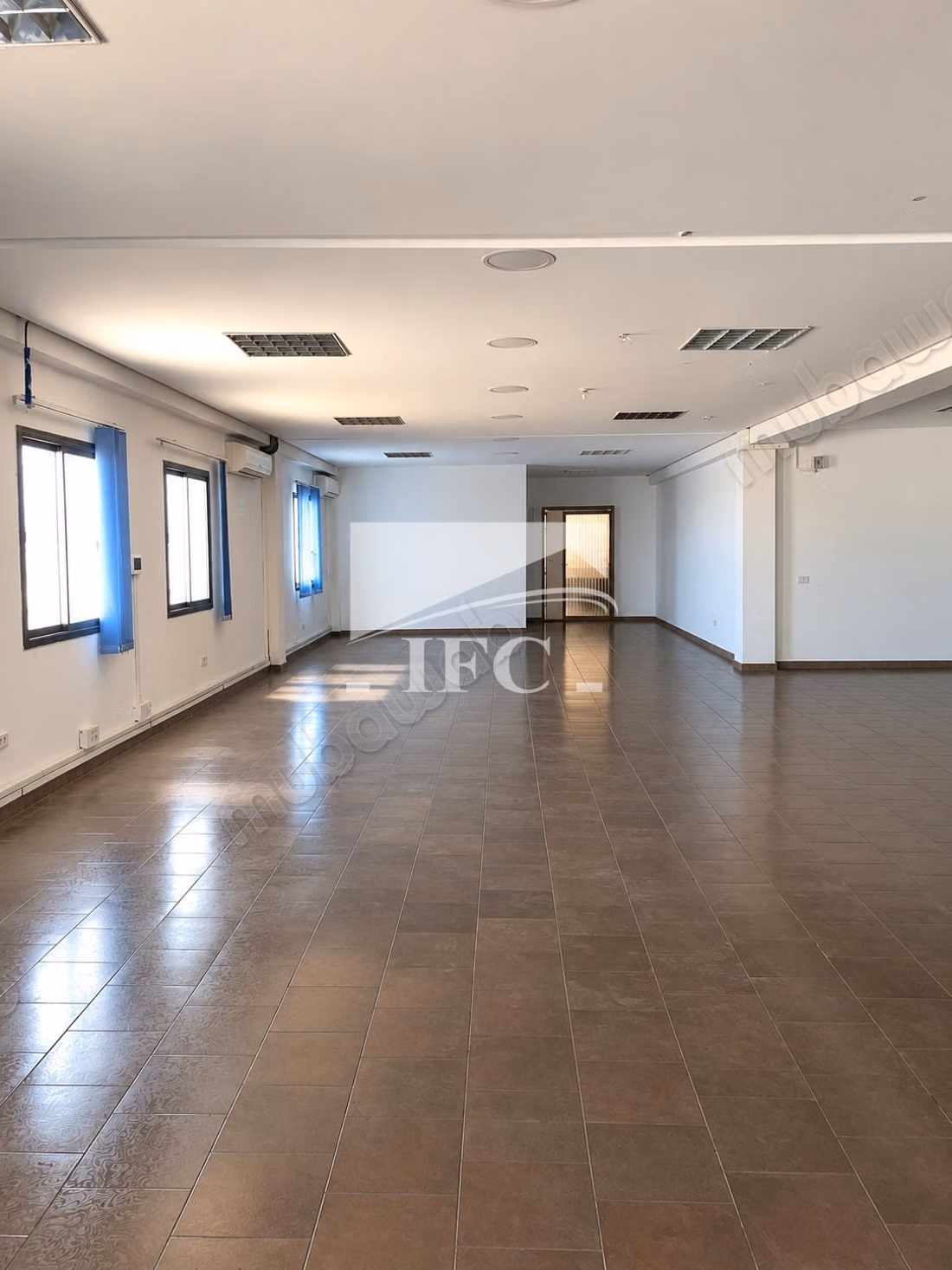 Bureau en 8 espaces 330m² charguia 2 IFCC173