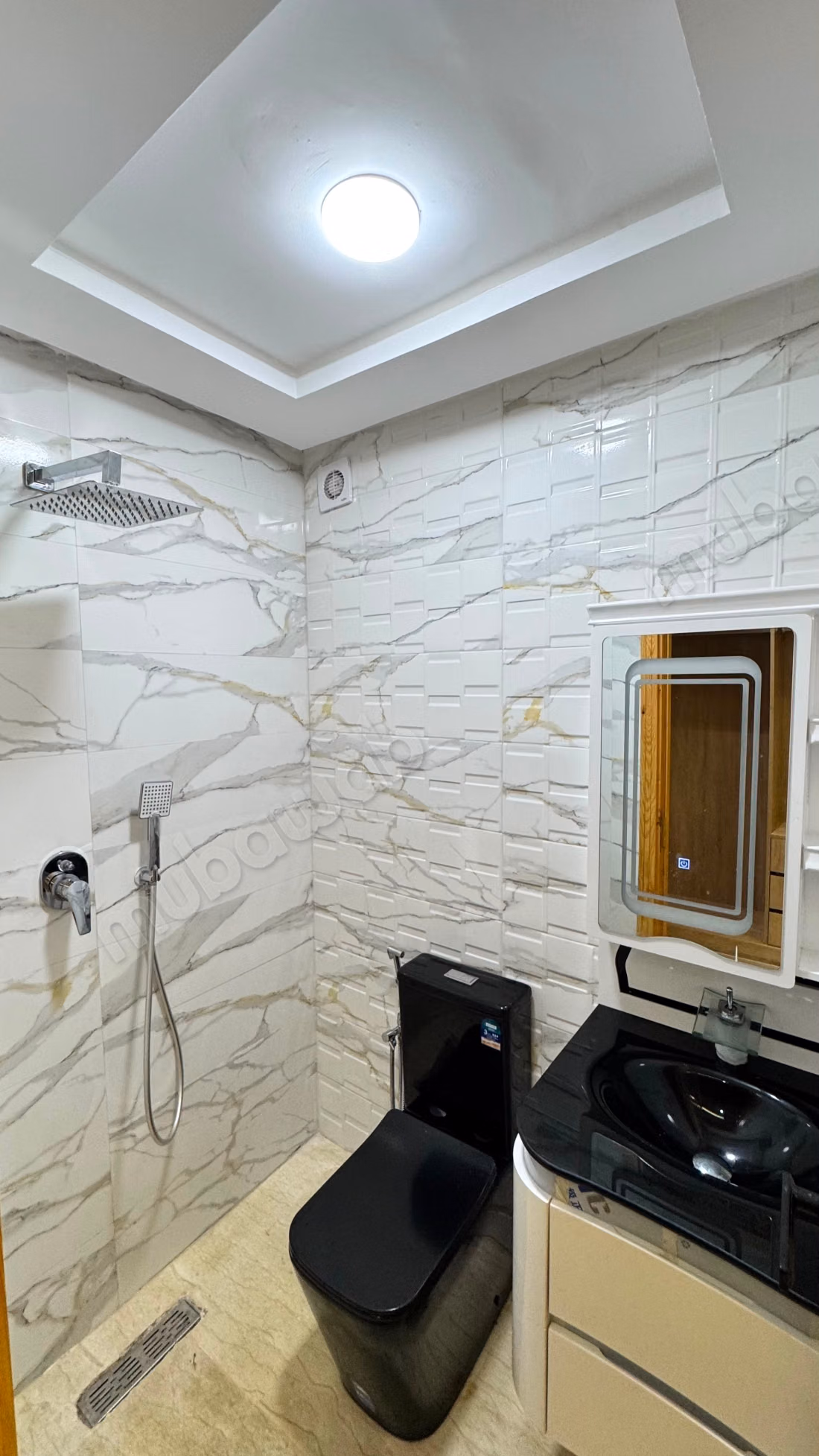 Appartement en location à Essaada. Surface totale 125 m². Fenêtres avec double vitrage et porte blindée