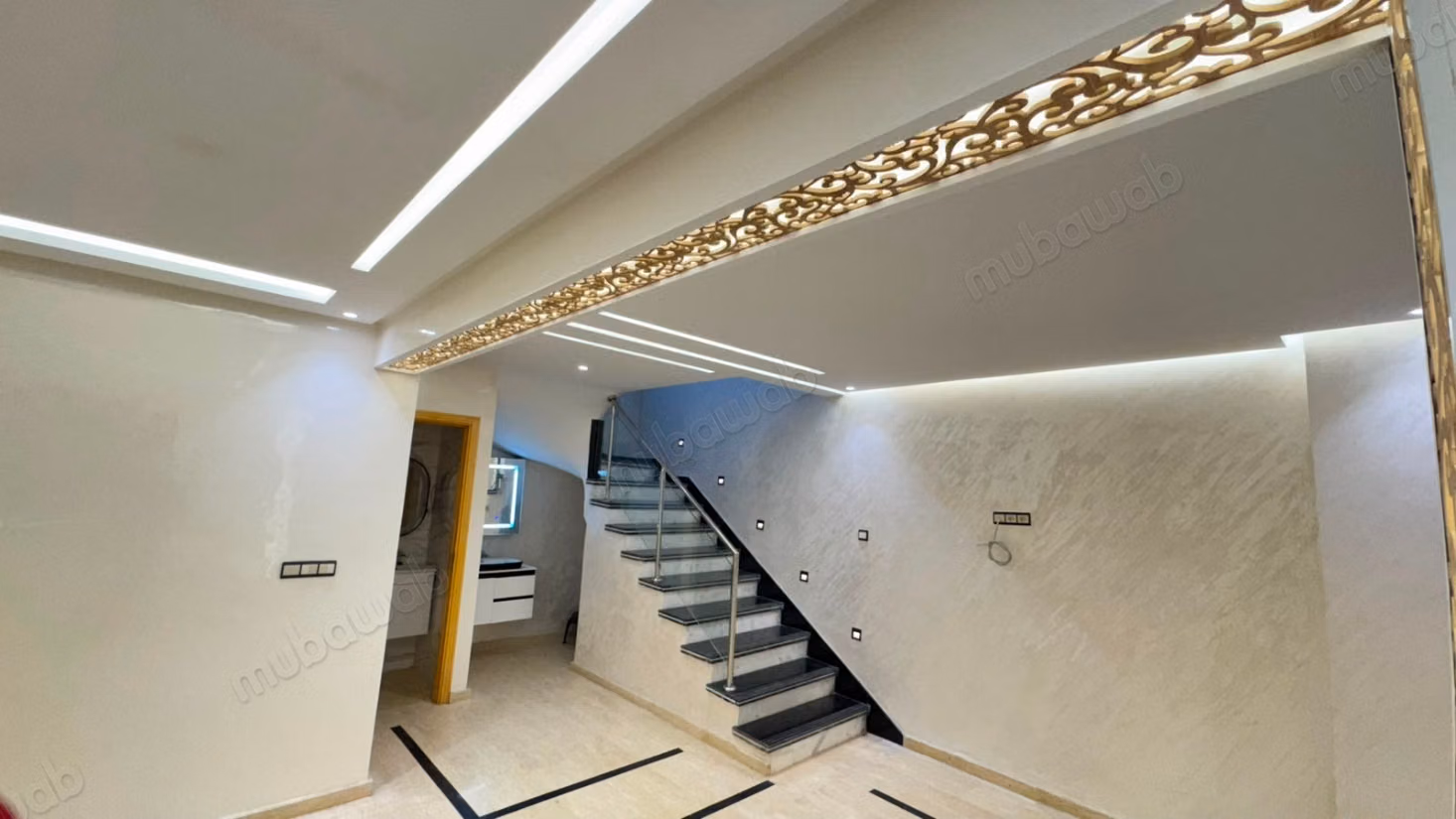 Appartement en location à Essaada. Surface totale 125 m². Fenêtres avec double vitrage et porte blindée