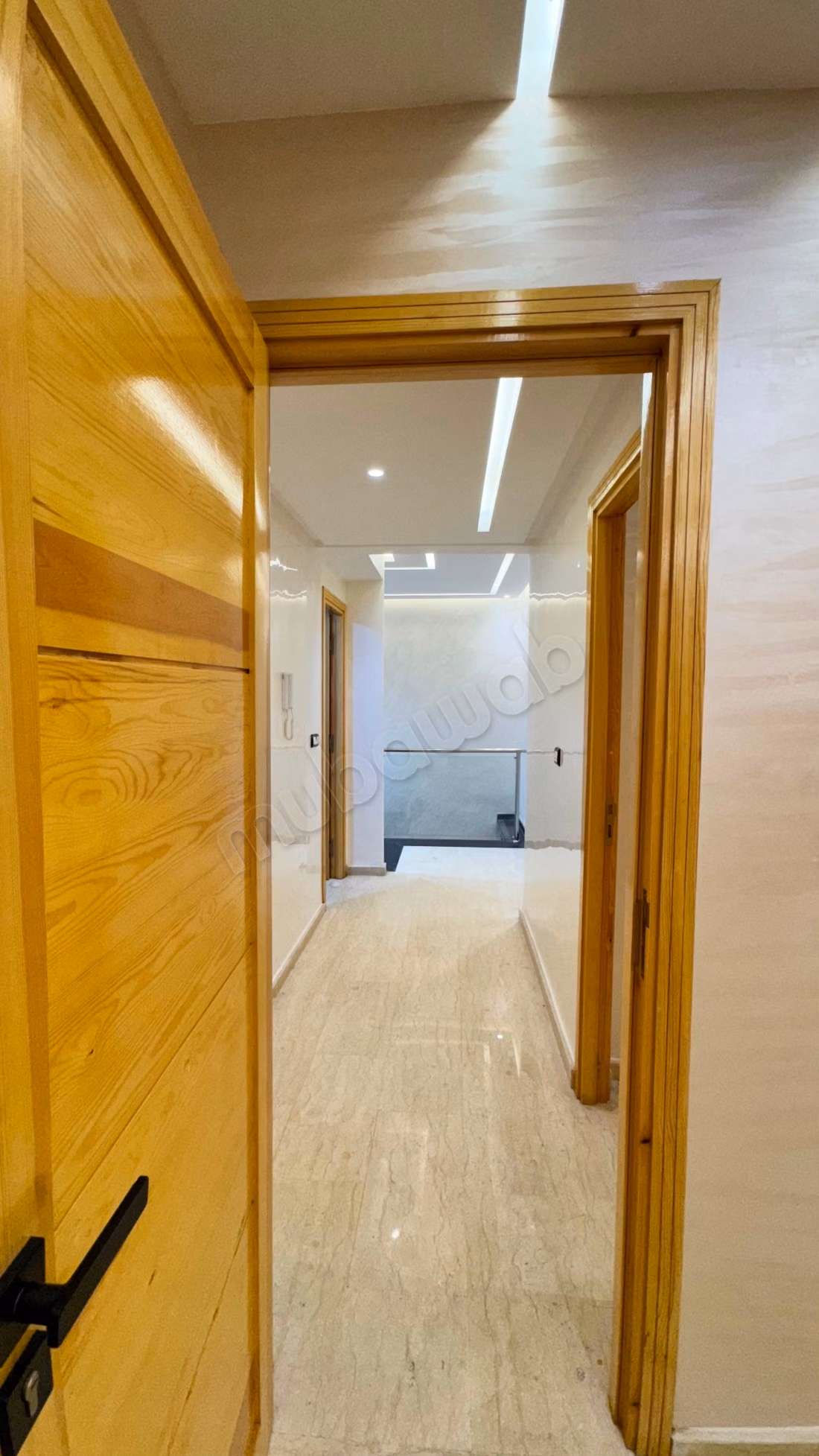 Appartement en location à Essaada. Surface totale 125 m². Fenêtres avec double vitrage et porte blindée