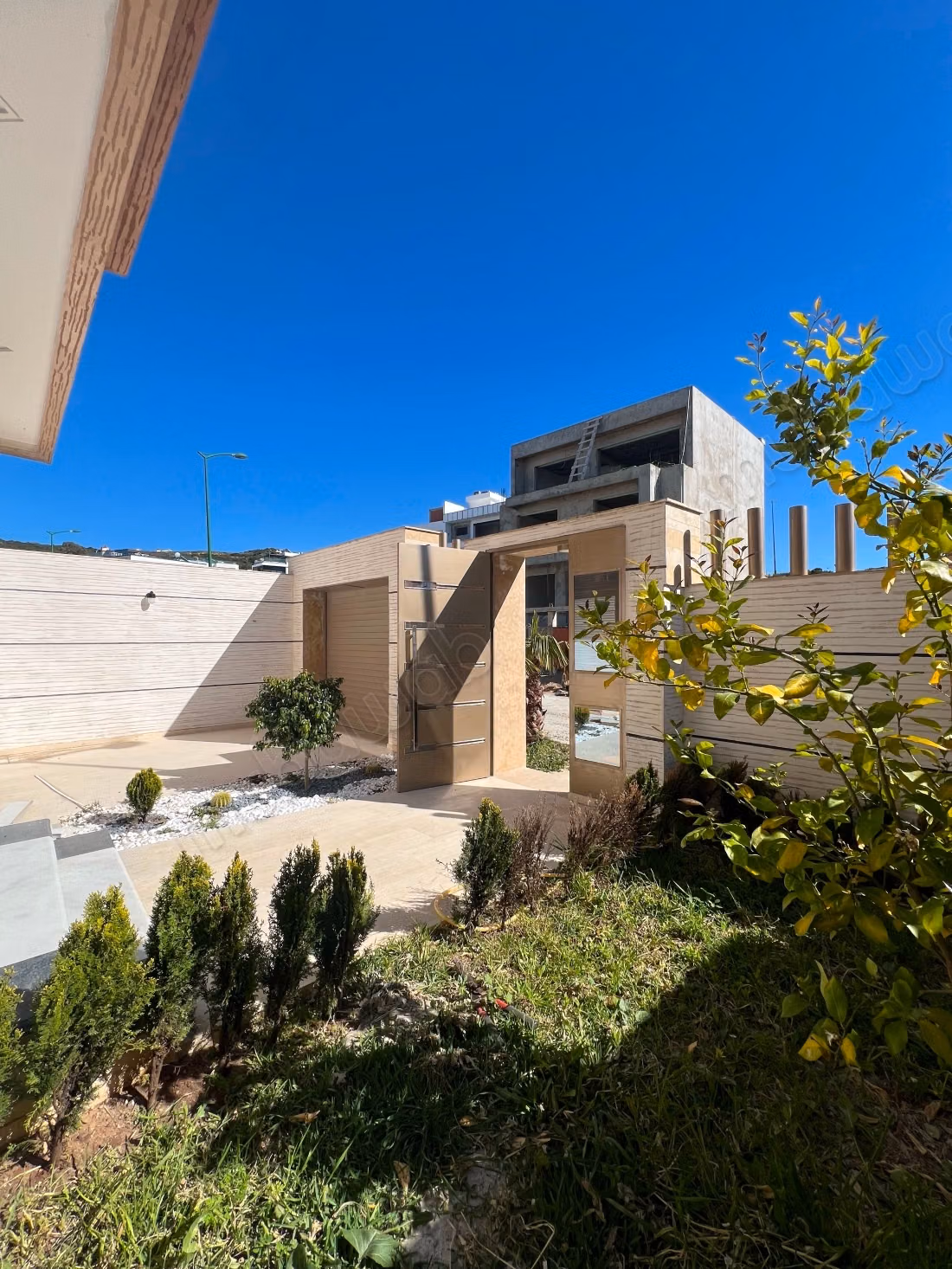 Luxury Villa for sale in Malabata. 
Dimension 210 m². 
Robust door, Residence with security