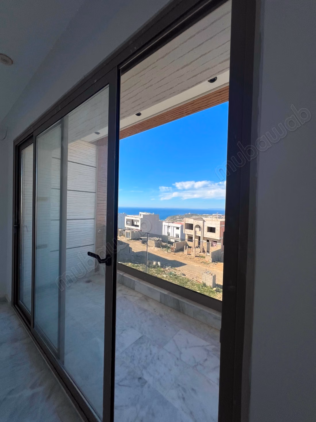Luxury Villa for sale in Malabata. 
Dimension 210 m². 
Robust door, Residence with security