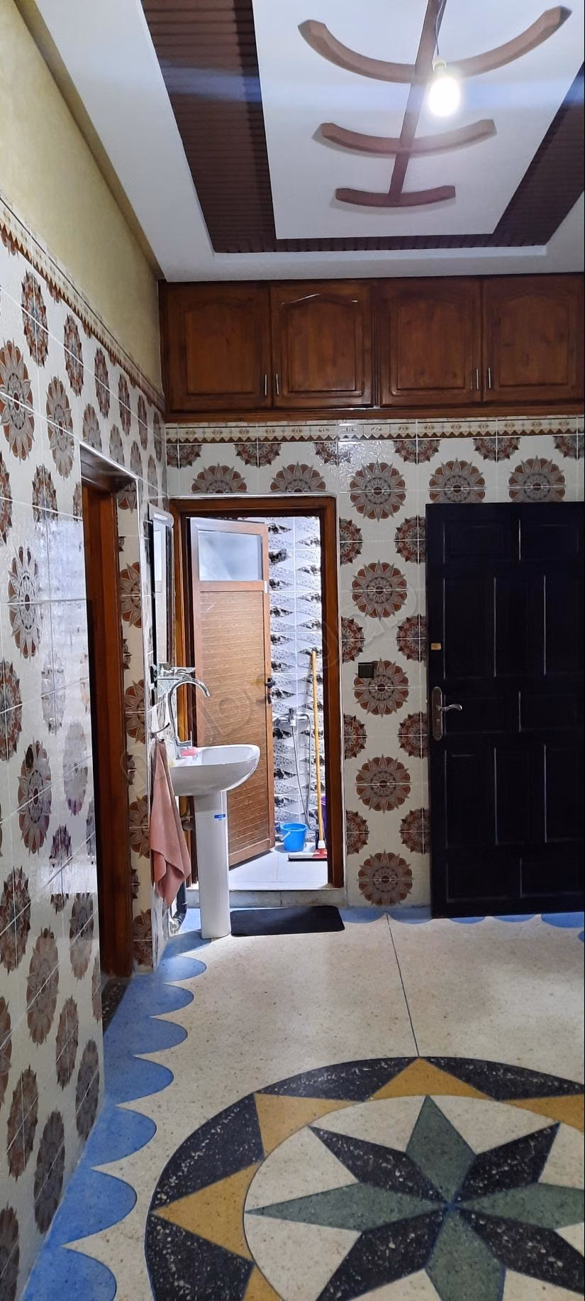 Appartements à louer. Petite surface de 85 m². Salon traditionnel et système de parabole