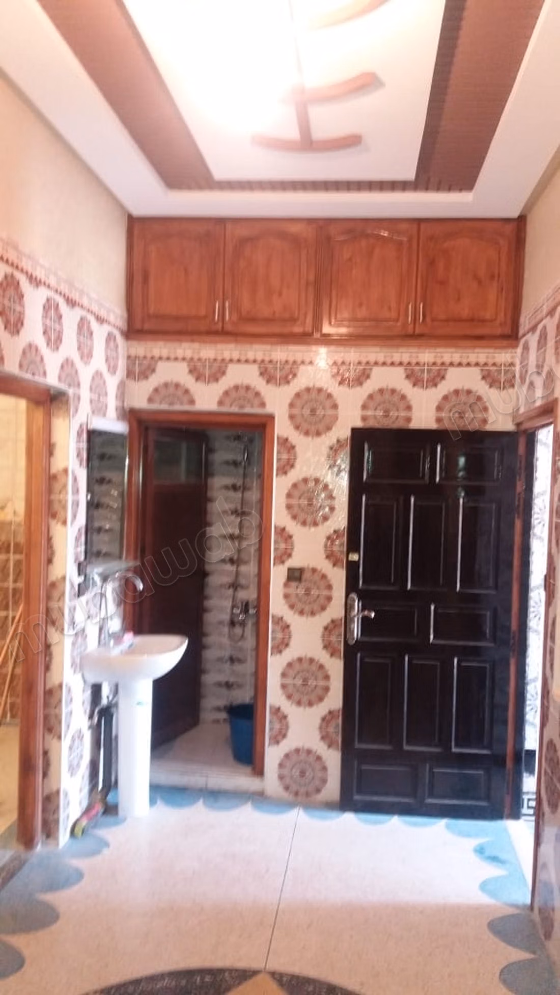 Appartements à louer. Petite surface de 85 m². Salon traditionnel et système de parabole