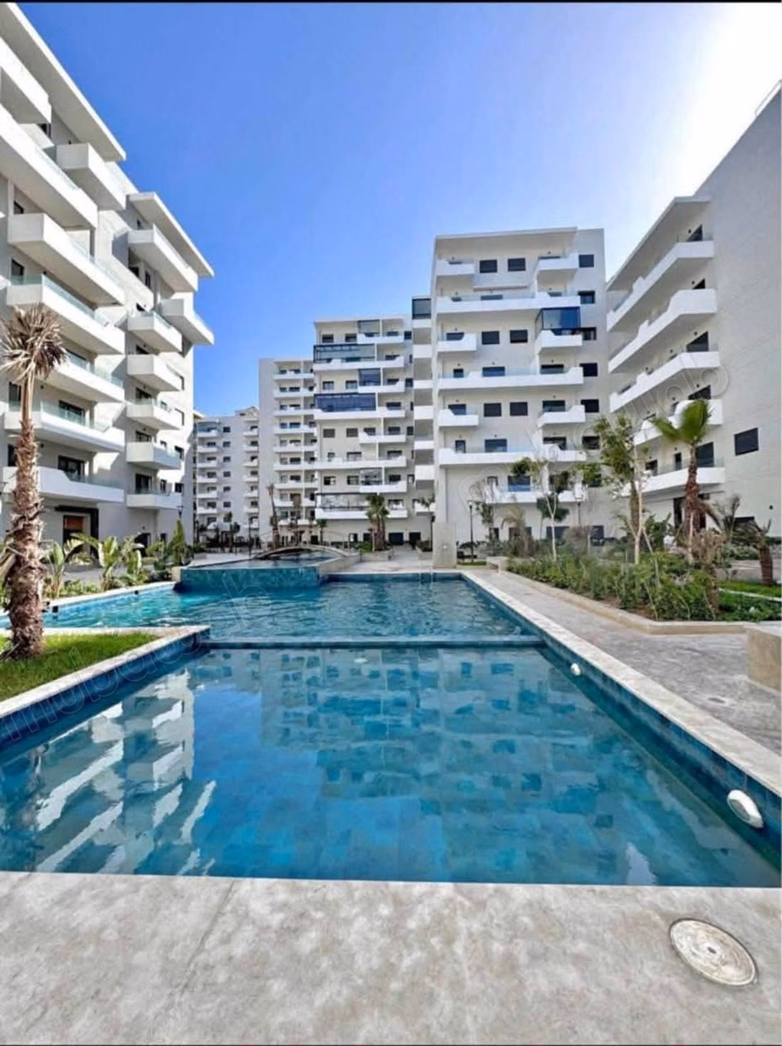 Superbe appartement à louer. 2 grandes pièces. Environnement calme avec vue sur la mer et double vitrage
