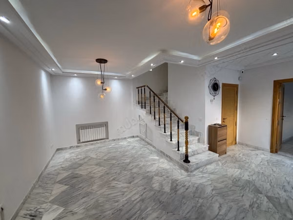 Villa de luxe à vendre à Cité el Ghazela. S4 chambres. Fibre optique, résidence sécurisée Titre Foncier Bleu