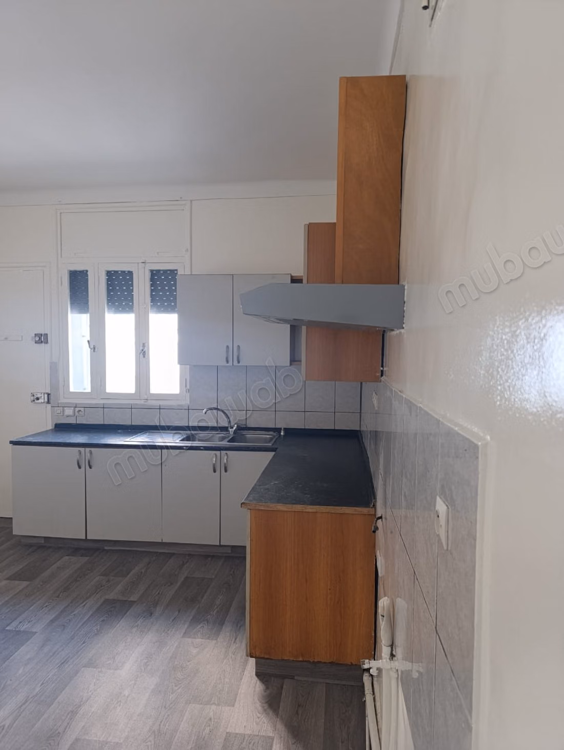 Location villa plein pied à Oasis.
Superficie 200 m².
Salon européen
